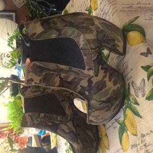 Size 8 1/2 women’s. Excellent condition Fluevogs.